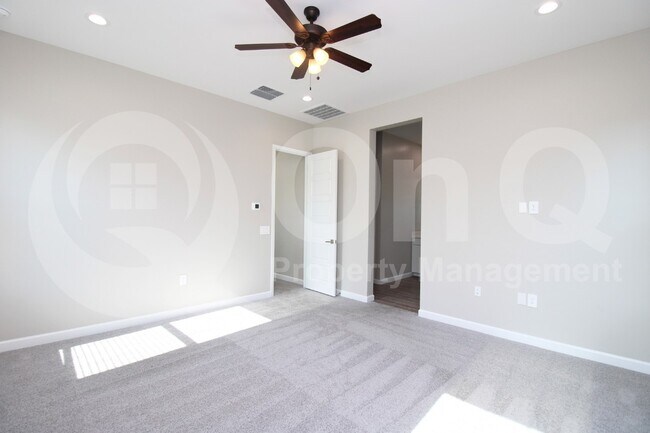 Building Photo - 4811 E Village Dr