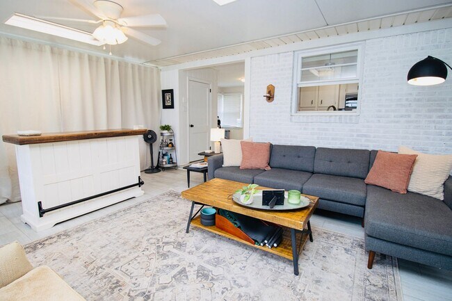 Building Photo - Stunning 3 Bedroom, 2 Bathroom in West Col...