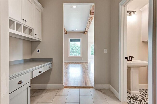 Building Photo - **Stunning 4 Bed, 4 Bath in Edmond Schools