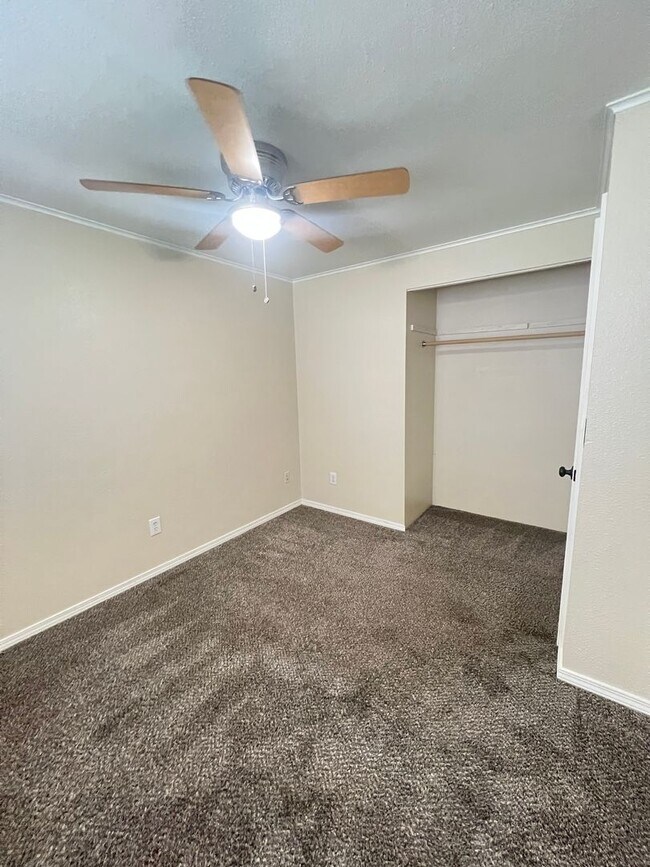 Building Photo - 3 Bedroom home in desirable neighborhood!