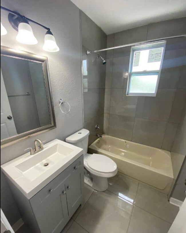 Building Photo - Charming Upstairs 2/1 - Available Now!