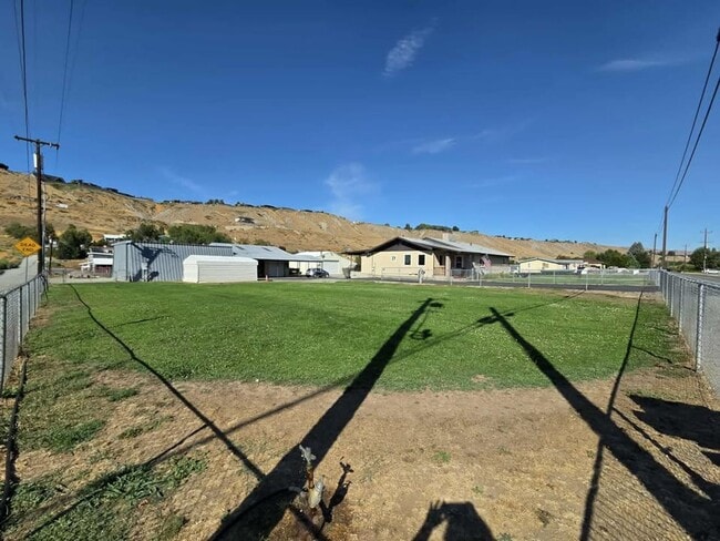 Building Photo - Large 3 Bedroom, 2.5 Bath on Beautiful, HU...