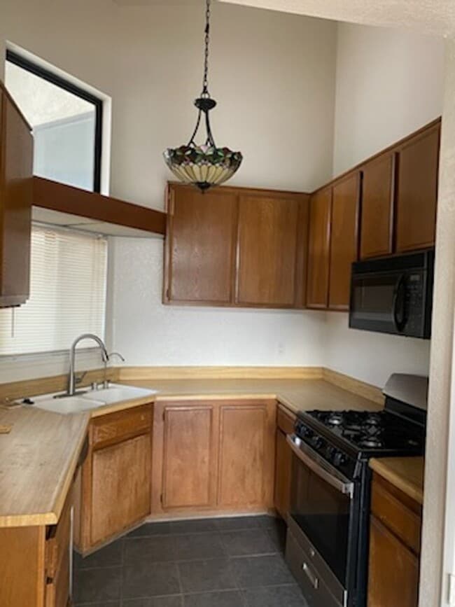 Building Photo - Beautiful 2 Bed 2 Bath condo in Pomona
