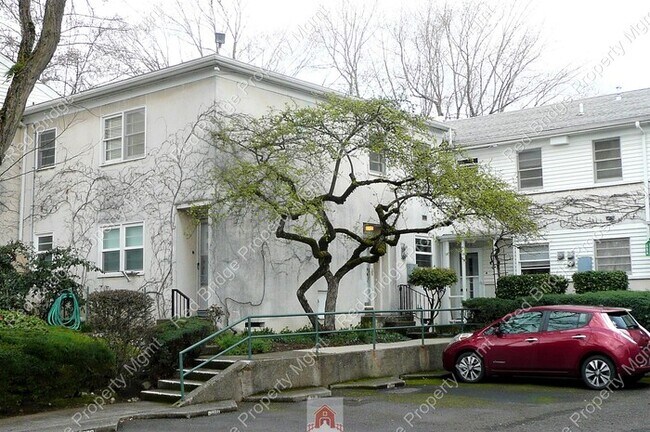 Building Photo - Hidden Gem 1 BR Condo NE 67th & Halsey
