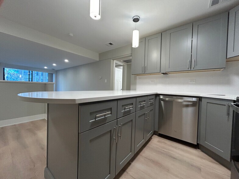 Building Photo - 1254 N La Salle Dr