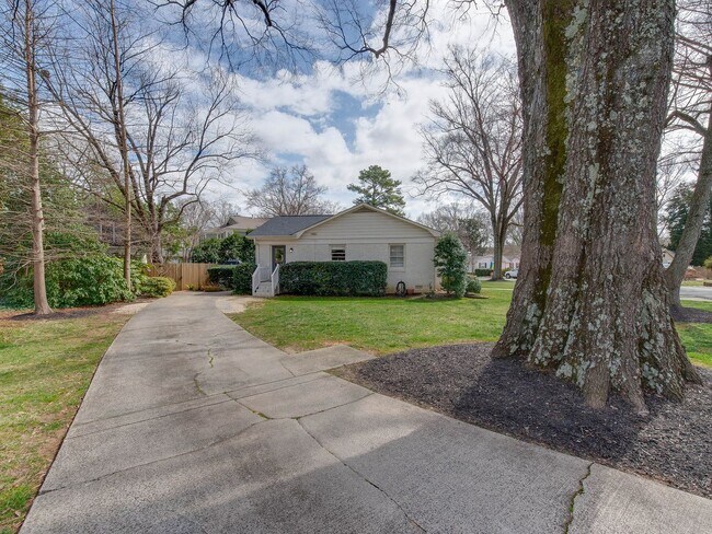 Building Photo - 3221 Sunset Dr