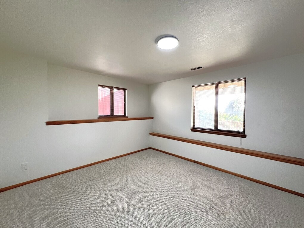 Building Photo - 2909 N Hillway Dr
