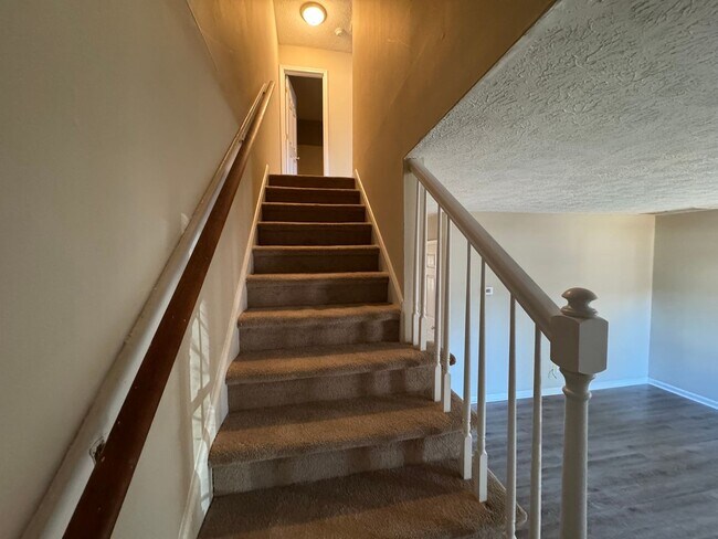 Building Photo - 2 Bedrooms, 1.5 Bathrooms - Townhome in West Rome!