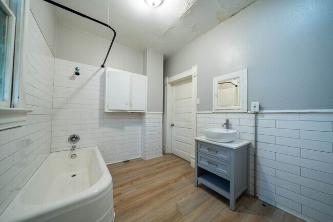 Building Photo - Izard Street