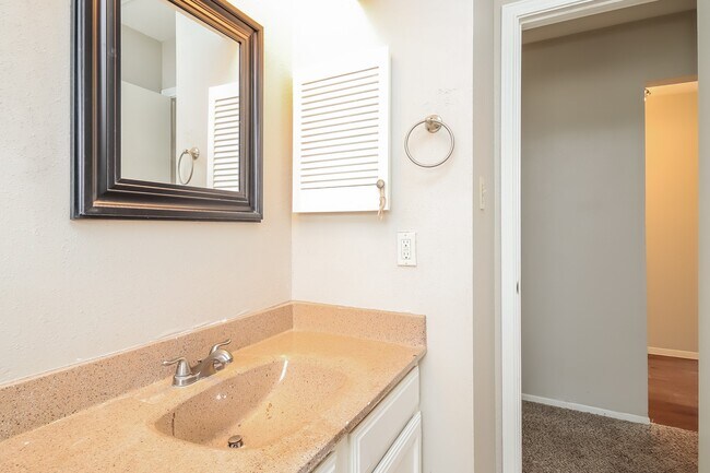 Building Photo - 2710 Village Ct