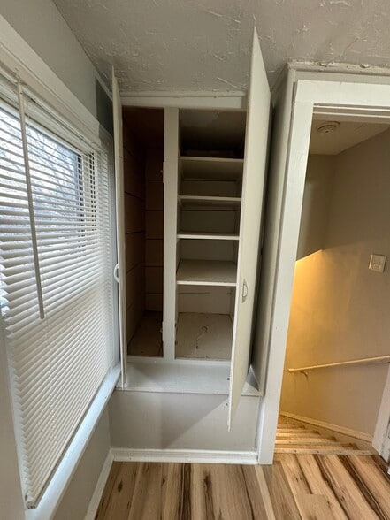 Building Photo - 10012 Robinson Ave