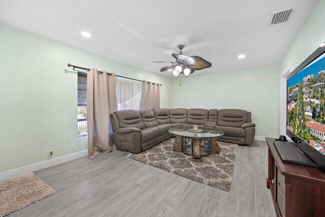 Building Photo - 135 E 28th St