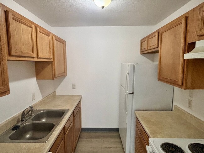 Building Photo - 3 Bed/ 2 Bath with new paint and flooring