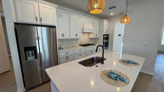 Building Photo - Unfurnished Annual Rental Available Now