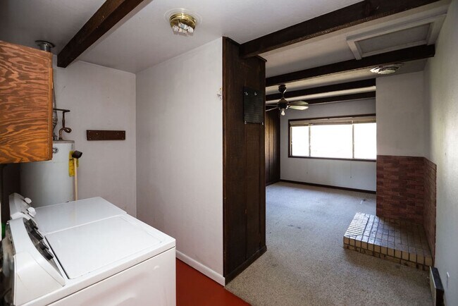 Building Photo - Charming 4 Bedroom, 1.75 Bath Brick Ranch Near Old Town!
