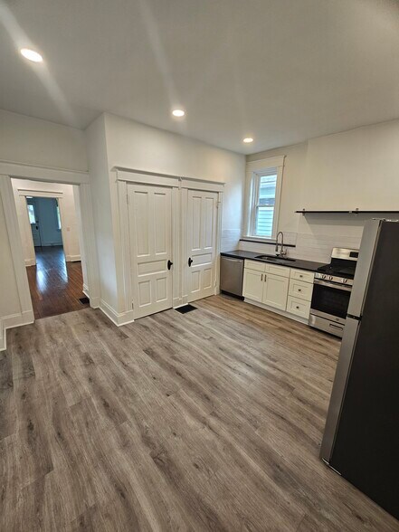 Kitchen - 3914 S Madison Ave