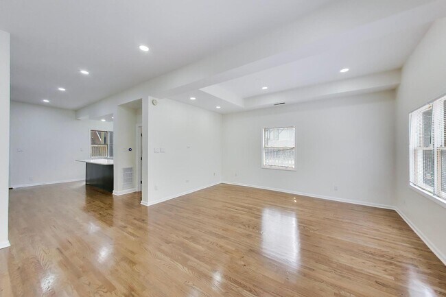 Building Photo - 3308 N Racine Ave