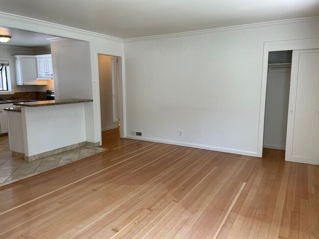 Building Photo - 2 Bedroom / 1 Bathroom Duplex in Old South...