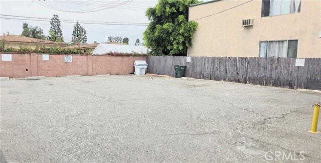 Building Photo - 10527 Western Ave