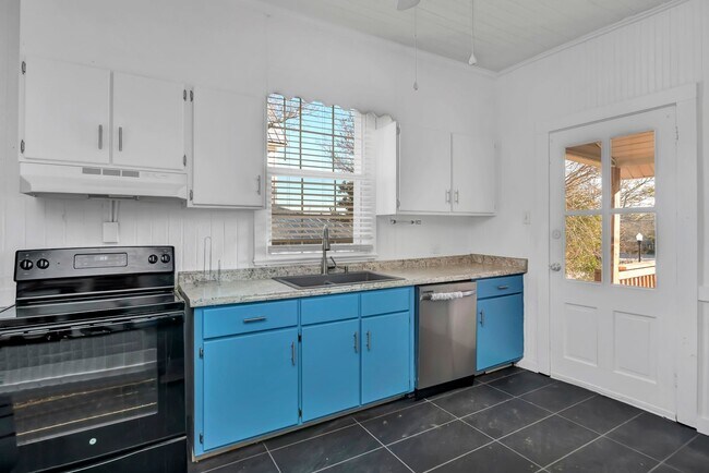 Building Photo - 203 Oliver St