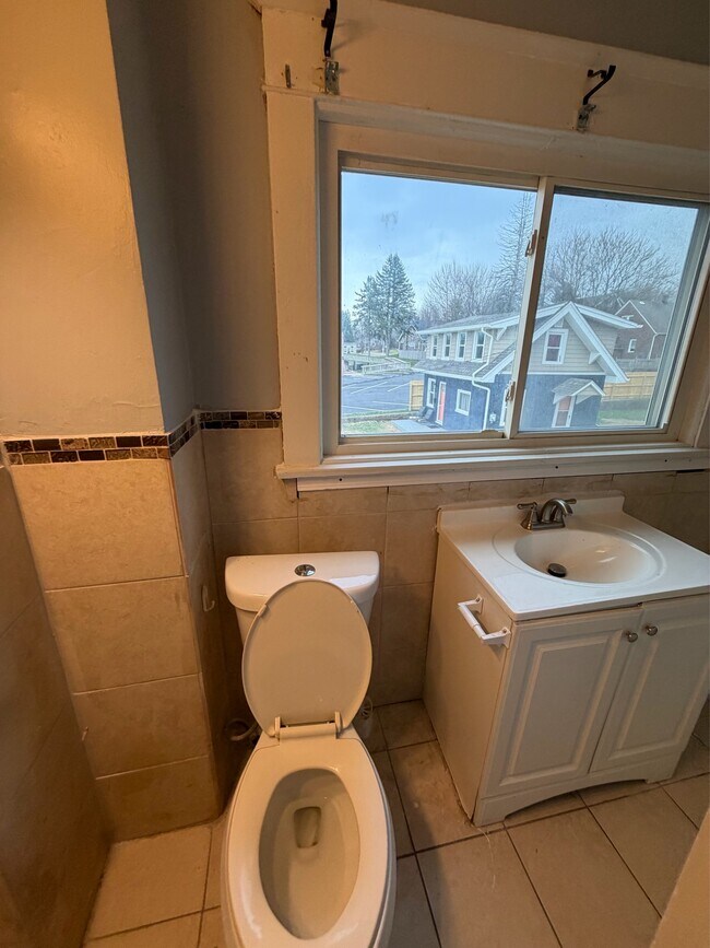 Building Photo - 737 Lake Dr