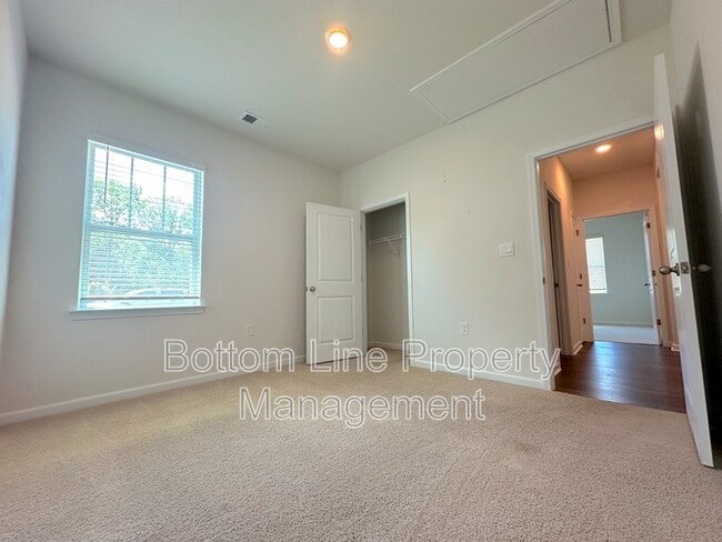 Building Photo - 211 Dogwood Crk Dr
