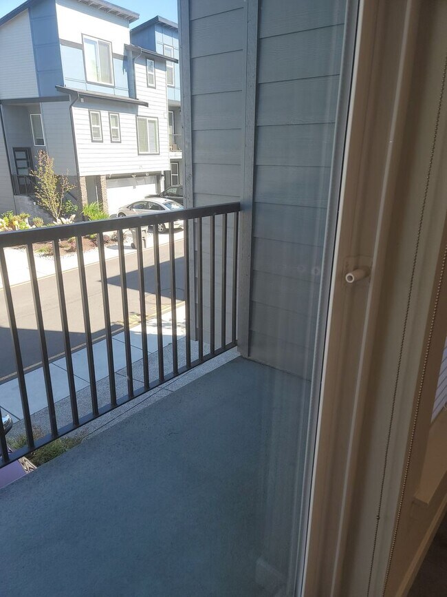 Building Photo - Stunning Tri Level 3/2.5 Townhome in the G...