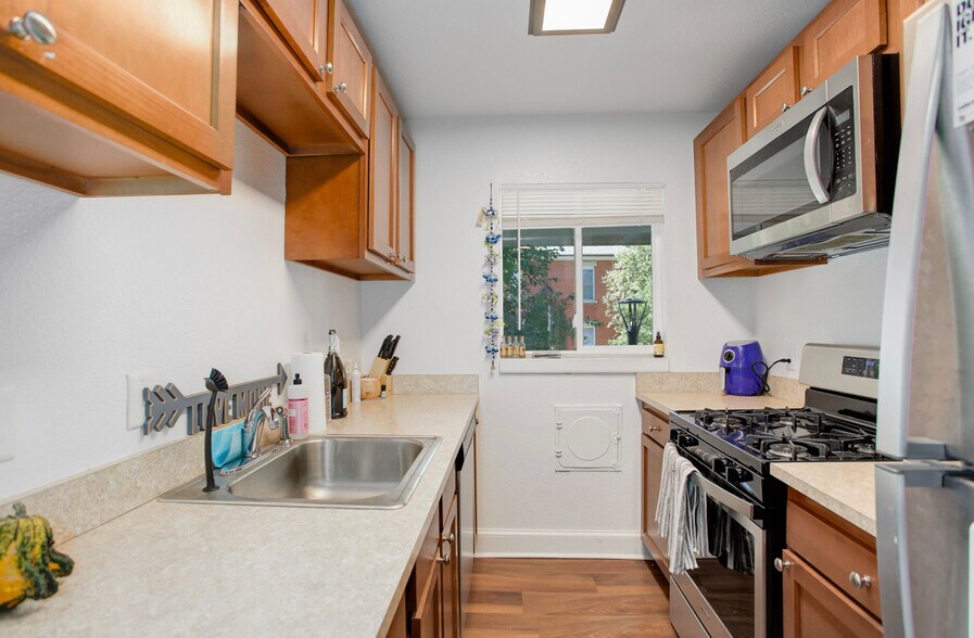 Building Photo - 1224 11th St