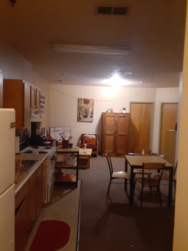 Building Photo - 341 4th Ave