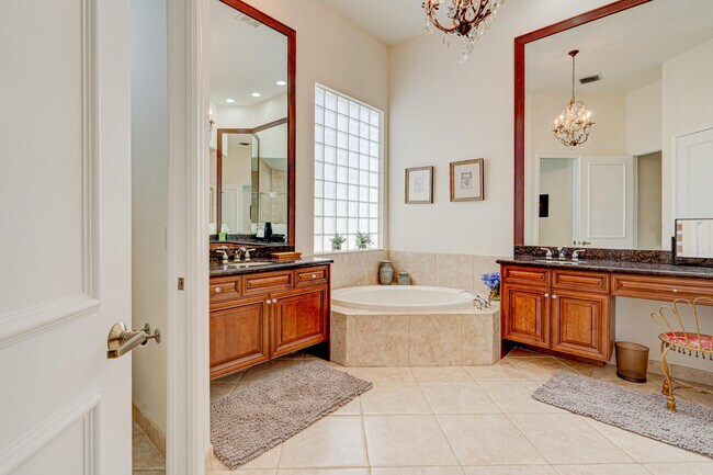 Building Photo - 119 Esperanza Way