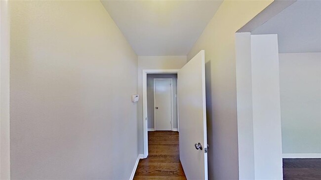 Building Photo - 841 Hillside Dr