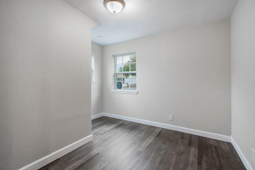 Building Photo - 813 S Valentine Dr