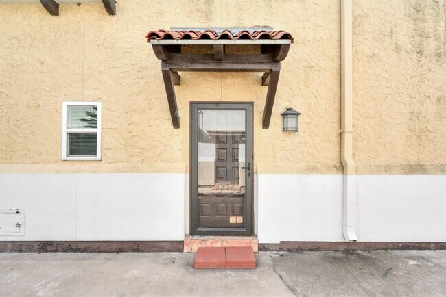 Building Photo - 2744 Briarhurst Dr