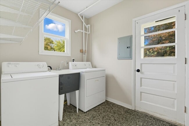 Building Photo - 2124 Burr Oak Ln