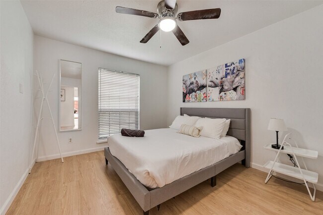 Building Photo - 9230 Millwood Dr
