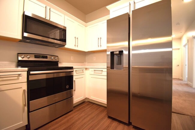 Building Photo - Bright 3 bed Condo with Pool, HOA, and Great Amenities!!