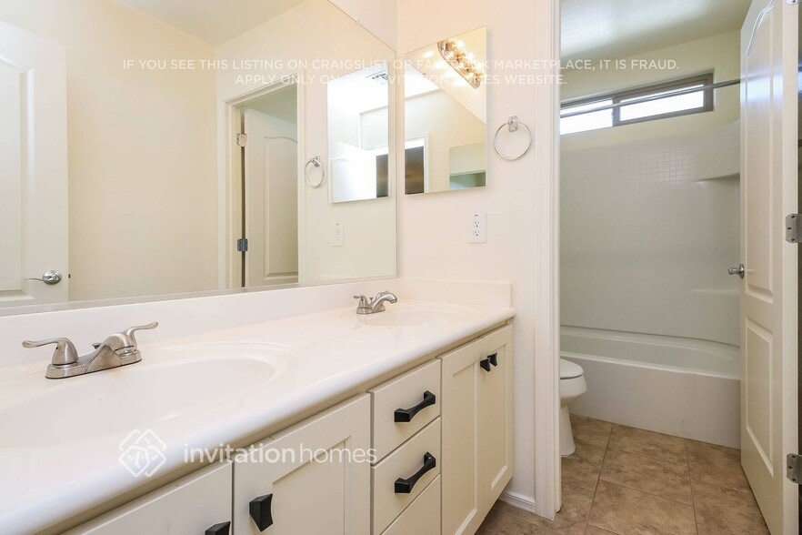 Building Photo - 3361 N Los Alamos