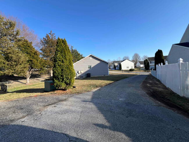 Building Photo - 11274 Perrysville Ct