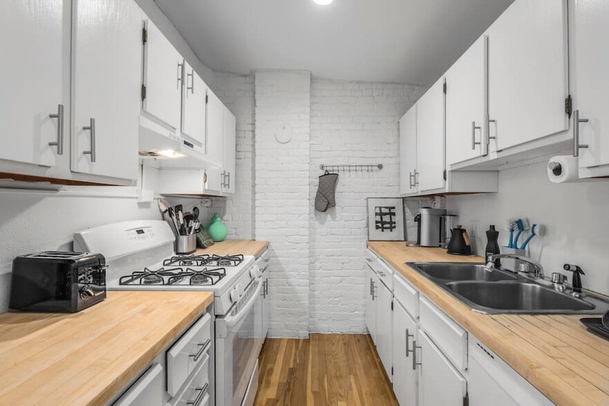 Building Photo - 508 Broadway-SI ID1035013P