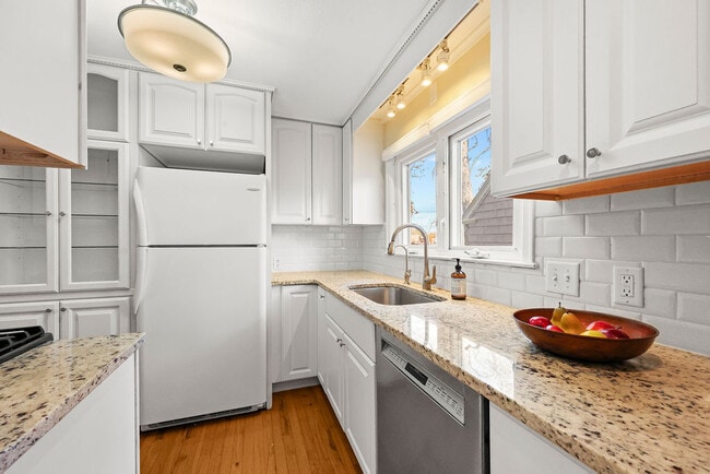 Building Photo - 15 Arapahoe Rd