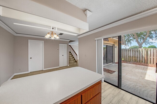 Building Photo - 388 Lake Arbor Dr