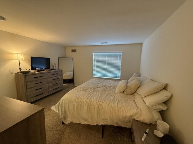 Building Photo - 272 Columbus Dr