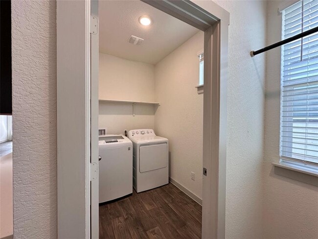 Building Photo - 402 Barton Creek Ln