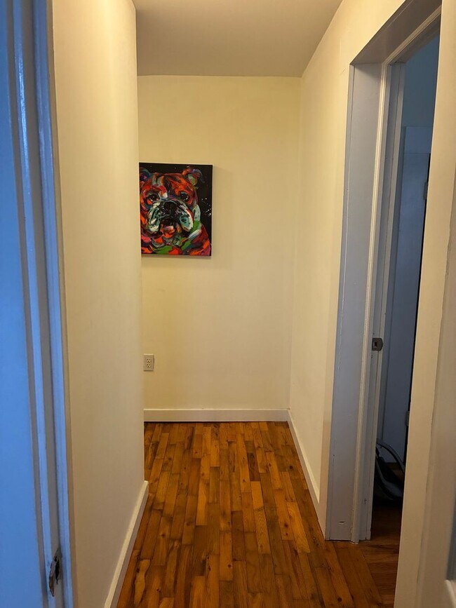 Building Photo - 3 Bedroom home near downtown and campus.