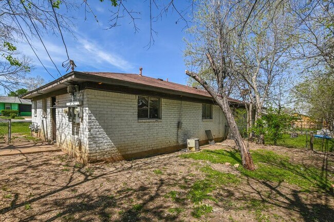 Building Photo - 1811 Magnolia Dr