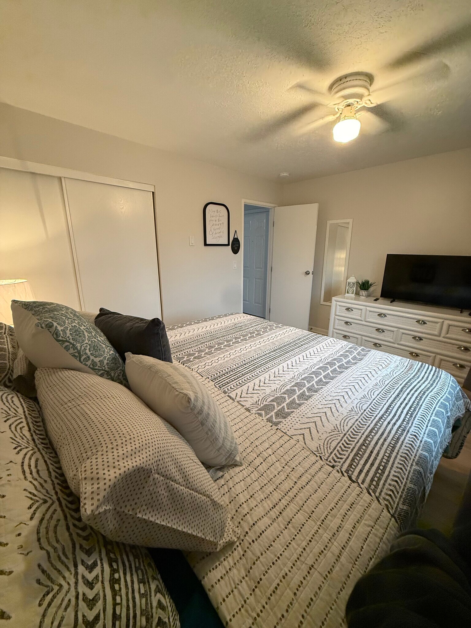 Building Photo - 206 W Lakeshore Dr