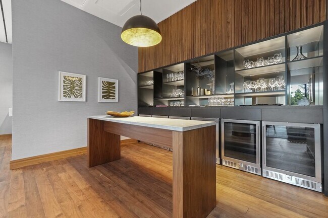 Building Photo - 2 Shore Ln