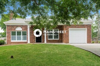 Building Photo - 3 Bedroom Pet-Friendly Home in Charlotte, NC with Main Street Renewal