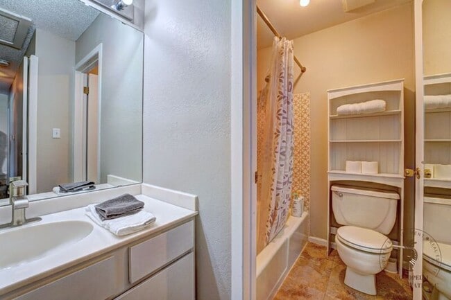 Building Photo - 1020 Lakeside Ct