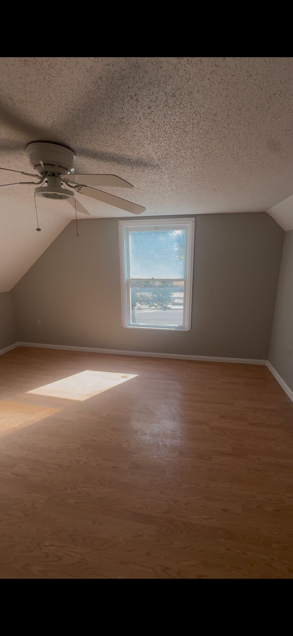 Building Photo - 605 E 8th St